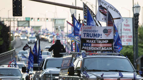 Miembros del SWAT responden a reportes de disparos en Los Ángeles, cuando pasaba una caravana de simpatizantes de Trump