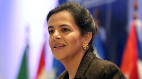 "Tremenda burla a la gente": Una ministra de Ecuador sale en una revista con una blusa que muestra a una mujer sin un ojo y estallan las críticas