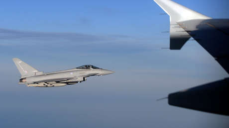 Cazas británicos escoltan un avión de Ryanair tras un 'alerta terrorista' por un teléfono olvidado en el baño a bordo