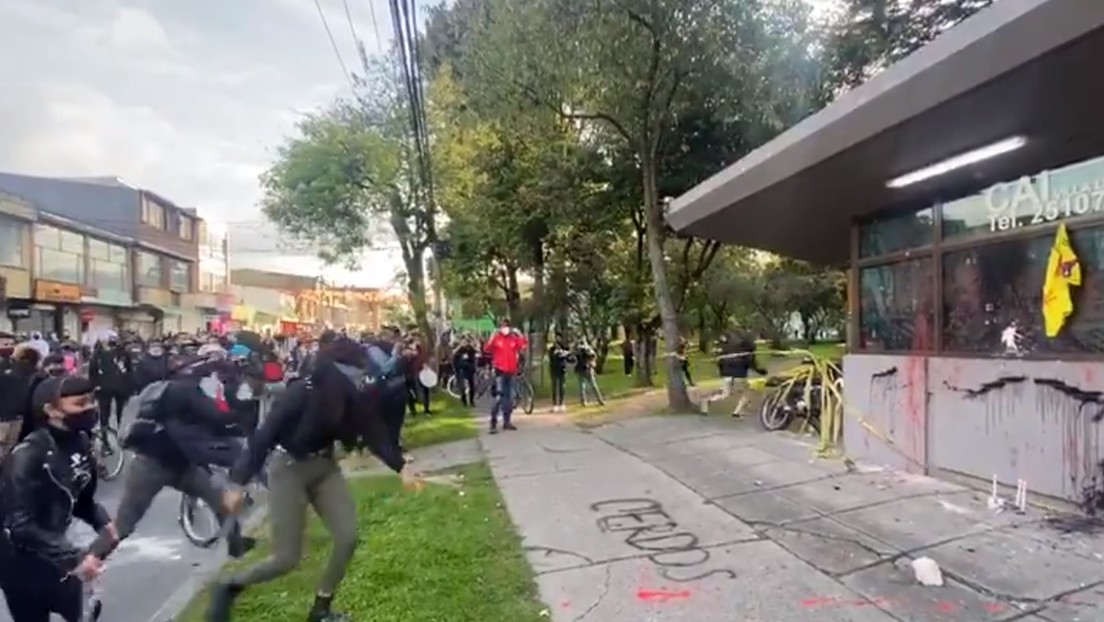VIDEOS: Manifestantes vandalizan la unidad de Policía donde murió un abogado colombiano tras ser brutalmente reducido por dos agentes