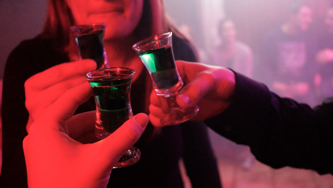 Un estudiante con covid-19 se rehúsa al aislamiento y organiza una fiesta en su casa con decenas de personas e infectados