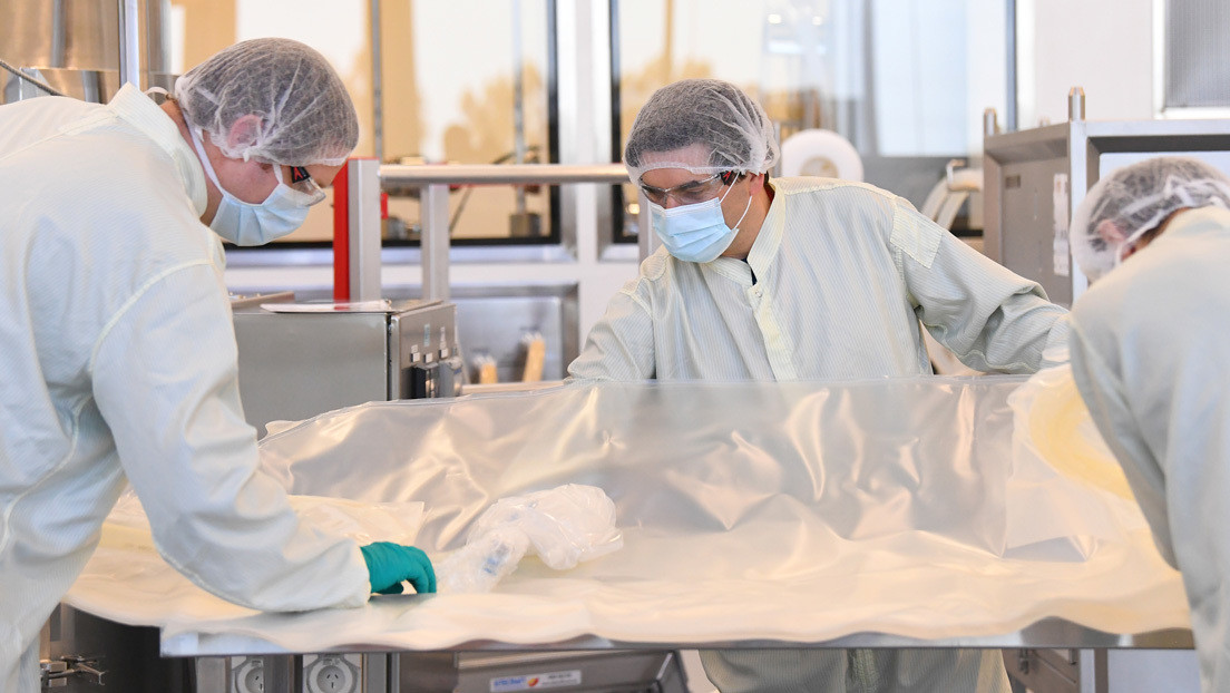 Los creadores de Sputnik V sostienen que su administración en dos etapas asegura una inmunidad contra el covid-19 en el 100% de los casos