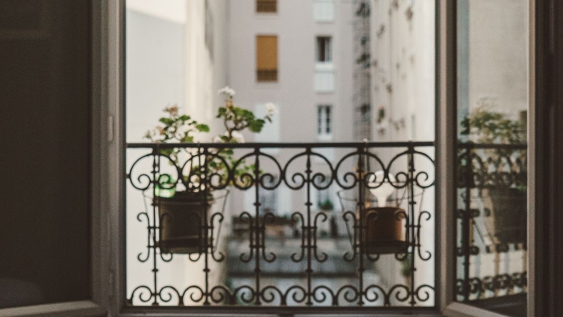 VIDEO: Una niña de cuatro años cae por la ventana de un edificio y es atrapada en el aire por vecinos con una manta