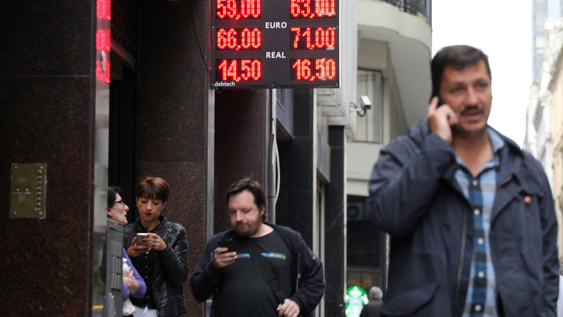 Por qué Argentina endurece el 'cepo al dólar' y cómo afecta a los ahorristas