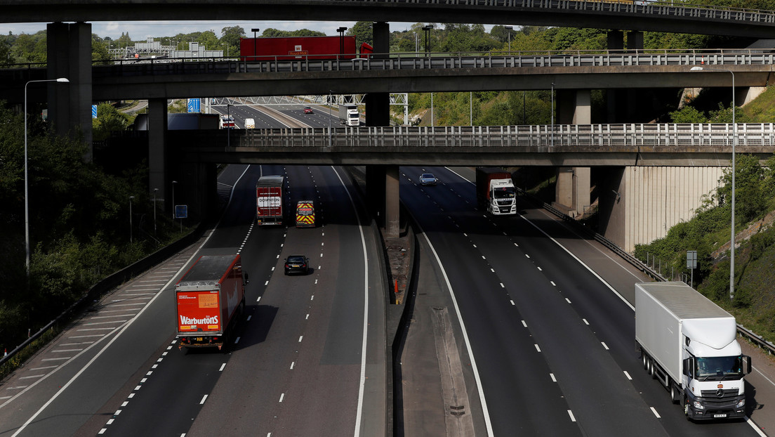 Reino Unido: Una mujer se cae de la ventana del auto mientras filmaba un video para Snapchat en plena autopista