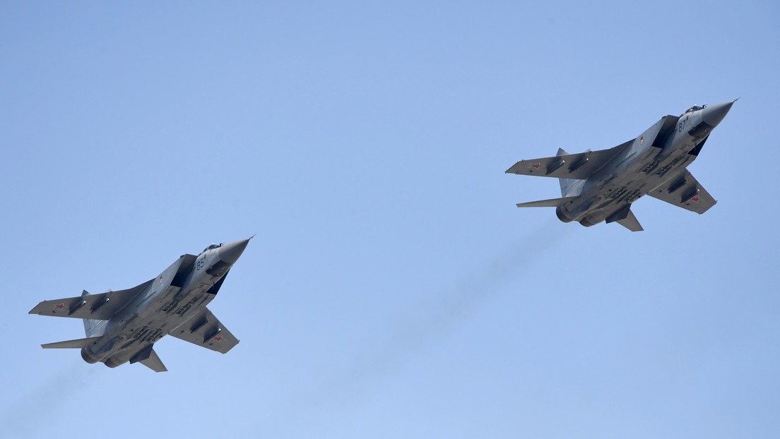 Cazas rusos escoltan a un bombardero estratégico británico sobre el mar de Barents