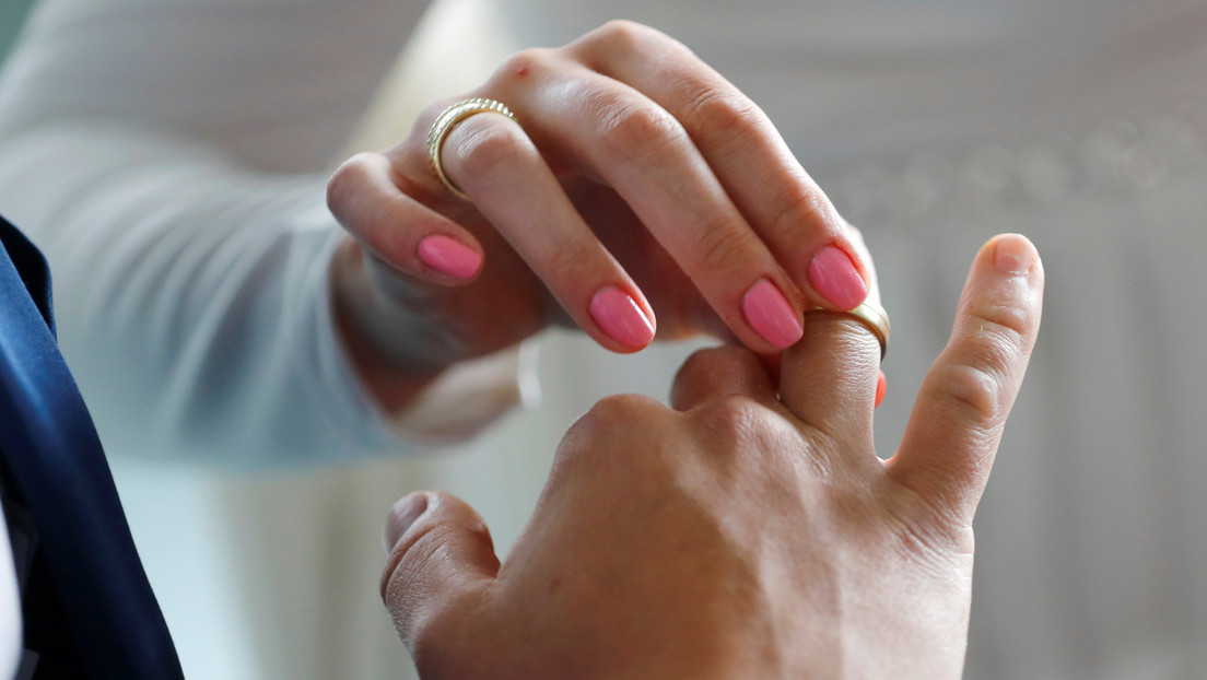 Un niño de 15 años y una niña de 12 son obligados a casarse tras violar una costumbre local que prohíbe tener citas después de anochecer (VIDEO)