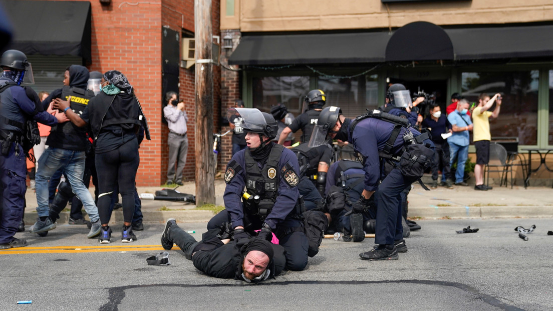 Choques entre manifestantes y policías en Louisville tras anunciarse la decisión judicial contra agentes involucrados en la muerte de Breonna Taylor