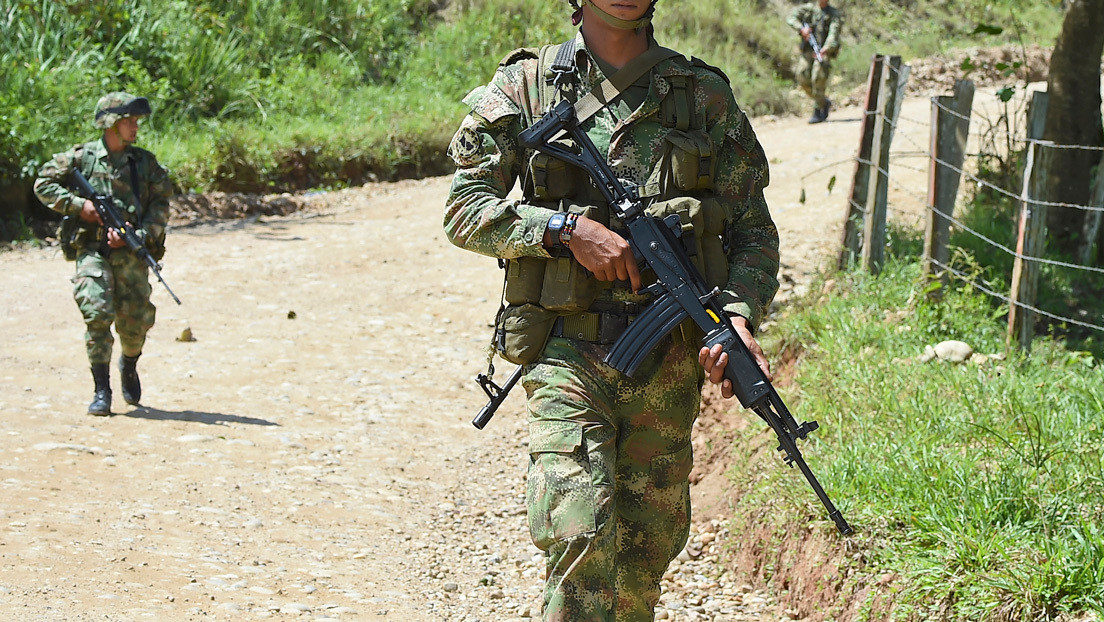 "El Ejército me acaba de matar a mi mujer": Un colombiano denuncia el homicidio de su pareja y graba el rostro de quien le disparó