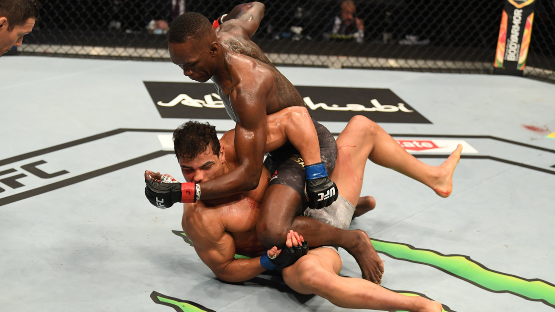 VIDEO: Israel Adesanya ridiculiza frente a todos a Paulo Costa, le da una paliza y baila 'break dance' en su victoria por el título de la UFC