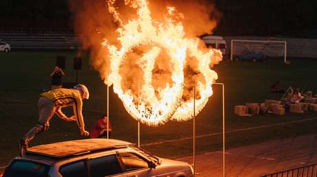 VIDEO: Acróbata sufre un terrible accidente al atravesar unos anillos en llamas desde un auto en movimiento