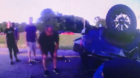 VIDEO: Un policía estadounidense se introduce en un auto volcado y destruido para sacar a un niño atrapado