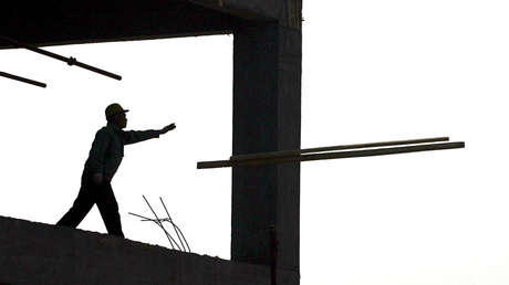 VIDEO: Una obrera sobrevive tras caer sobre una barra de acero de 80 centímetros que le atravesó el torso