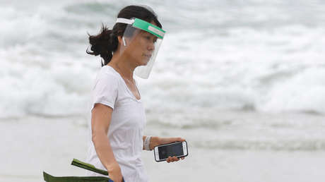 Un estudio sugiere que ni las pantallas plásticas ni las mascarillas con válvula son efectivas contra el covid-19