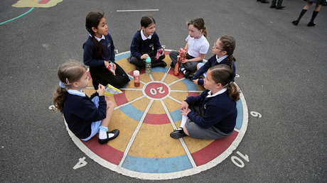 Colegios británicos amenazan con expulsiones a los estudiantes que tosan sobre otros y prohíben hacer bromas con el coronavirus