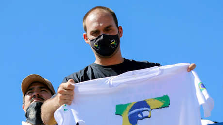 El diputado brasileño Eduardo Bolsonaro presenta un proyecto de ley en el que equipara al comunismo con el nazismo y criminaliza su apología