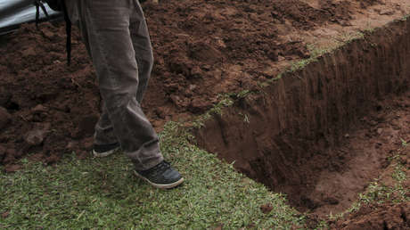 Exhuman tumbas y roban huesos de familiares de un funcionario para sobornarlo, pero el plan sale mal