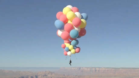VIDEO: El ilusionista David Blaine asciende a 7.600 metros de altura colgado de 52 globos de helio
