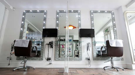 Prohíben una oferta laboral que buscaba a un peluquero "feliz" al considerar que discrimina a los candidatos infelices