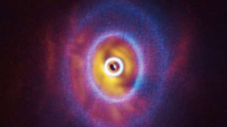 Captan por primera vez planetas formándose en un sistema de tres estrellas