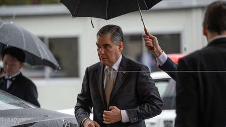 VIDEO: El presidente turkmeno hace prácticas de tiro, estalla barriles y gana aplausos de sus agentes de seguridad