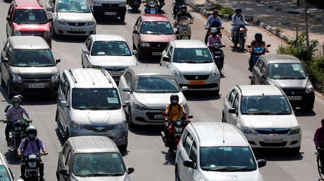 VIDEO: Vuelca un camión y motociclistas se salvan de milagro de ser aplastados