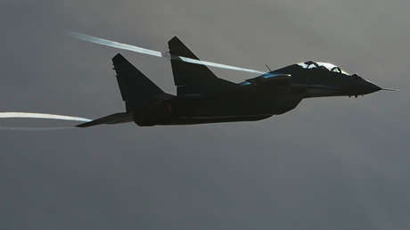 Un caza ruso escolta un avión de reconocimiento británico sobre el mar de Barents