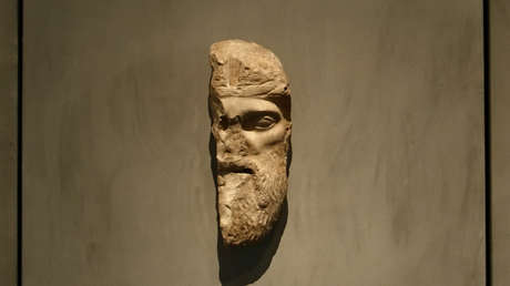 FOTO: Hallan en Turquía una máscara de terracota de un dios griego de más de 2.400 años de antigüedad