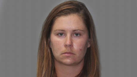 Arrestan a una profesora, acusada de abusar sexualmente a una estudiante con quien intercambió casi 69.000 mensajes de texto