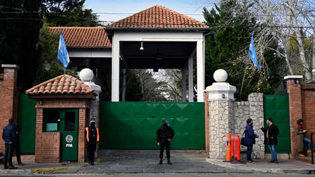 Detienen a un hombre por arrojar una bomba molotov contra la residencia presidencial en Argentina