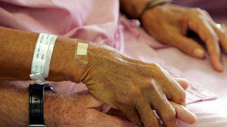 Una pareja fallece agarrada de las manos y con cuatro minutos de diferencia tras un mes de lucha contra el covid-19