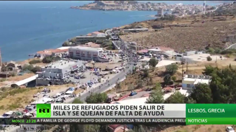 Miles de personas del mayor campo de refugiados de Europa protestan por las malas condiciones tras un incendio