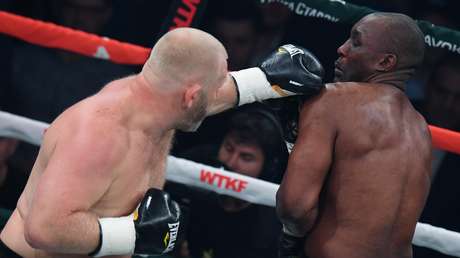 Un peleador ruso de MMA debuta en el boxeo con 40 años acompañado de un oso y con victoria por nocaut ante un británico que venció a Mike Tyson