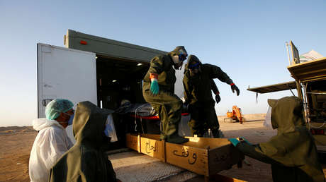 Iraquíes exhuman a sus parientes fallecidos por el covid-19 para volver a enterrarlos en tumbas familiares