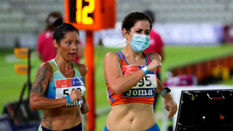 Una atleta y pediatra española compite con mascarilla para concienciar sobre su uso y "no poner en peligro a sus compañeras"