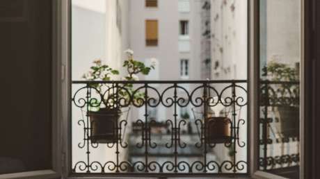 VIDEO: Una niña de cuatro años cae por la ventana de un edificio y es atrapada en el aire por vecinos con una manta