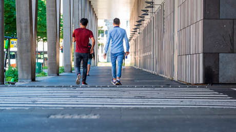 VIDEO: El conductor de un descapotable bloquea un paso de cebra y recibe una dosis de karma instantáneo