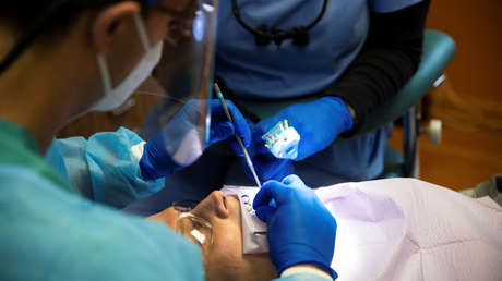 Condenan a 12 años de prisión a un dentista que extrajo un diente de una paciente mientras estaba montado en una patineta eléctrica (VIDEO)