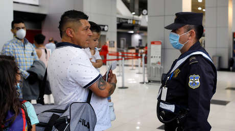 Nuevo revés para Bukele: la Justicia dictamina que los ciudadanos pueden regresar al país sin PCR negativa