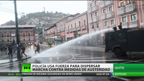 Ecuador: La Policía usa la fuerza para dispersar una marcha contra medidas de austeridad por la pandemia