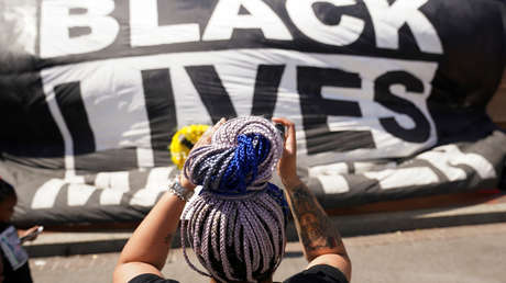 "Siento el daño que he causado": Otra activista blanca confiesa que fingió ser negra durante varios años