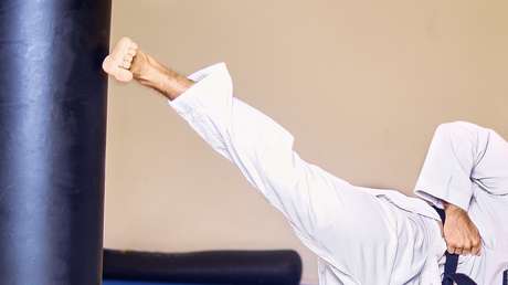 VIDEO: Un luchador ruso de la MMA noquea a su oponte tumbado de espaldas y de una sola patada