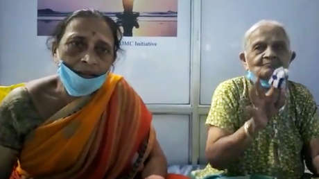 Una mujer de 106 años enseña su certificado de alta médica tras derrotar al covid-19  (FOTO, VIDEO)