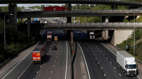 Reino Unido: Una mujer se cae de la ventana del auto mientras filmaba un video para Snapchat en plena autopista