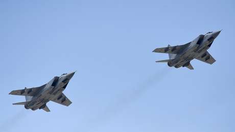 Cazas rusos escoltan a un bombardero estratégico británico sobre el mar de Barents