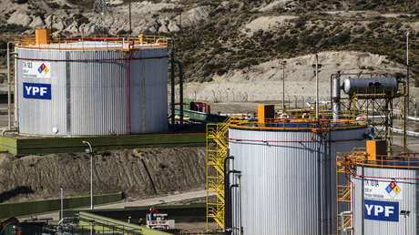 La Justicia argentina suspende un contrato entre la petrolera YPF y una naviera por posible "defraudación" durante el macrismo