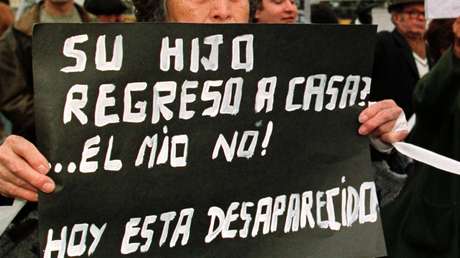 Mexicana halla el cuerpo mutilado de su hijo, enterrado de cabeza en una fosa clandestina, cinco meses después de su desaparición