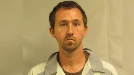 Detienen a un estadounidense por más de 300 cargos de delitos sexuales contra niños