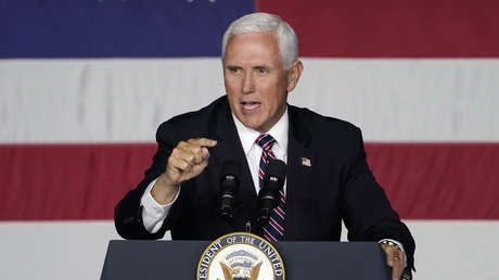 Reportan que el avión del vicepresidente Mike Pence tuvo que dar la vuelta y aterrizar en Nuevo Hampshire, tras una colisión con un ave