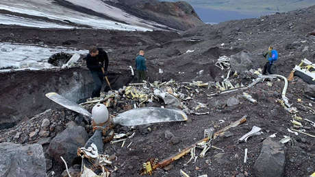 FOTOS: Los restos de un bombardero de EE.UU. 'emergen' del glaciar islandés contra el que se estrelló durante la II Guerra Mundial